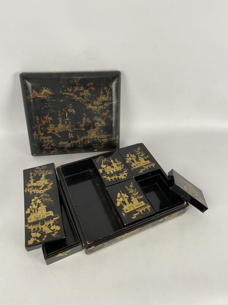Coffret en bois laqué noir à décor de scène animée sur fond de pagodes et paysa…