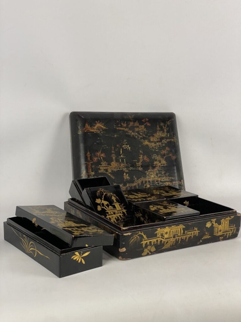 Coffret en bois laqué noir à décor de scène animée sur fond de pagodes et paysa…