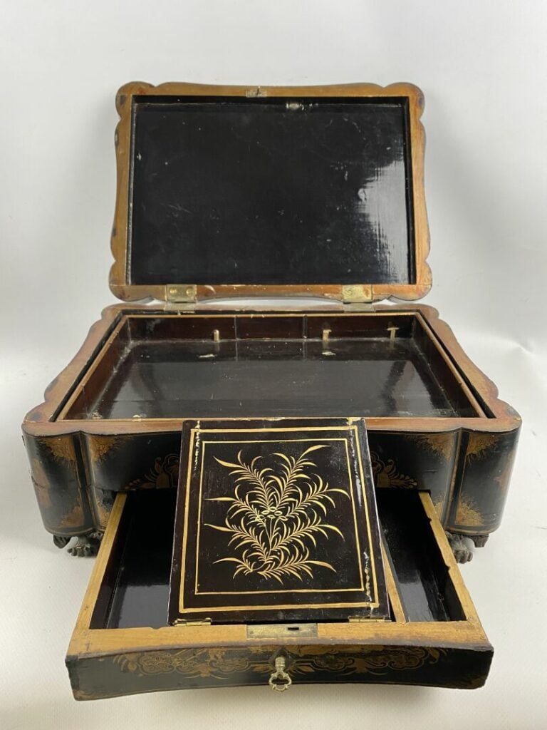Coffret en bois laqué noir à décor peint de scènes animées de personnages dans…