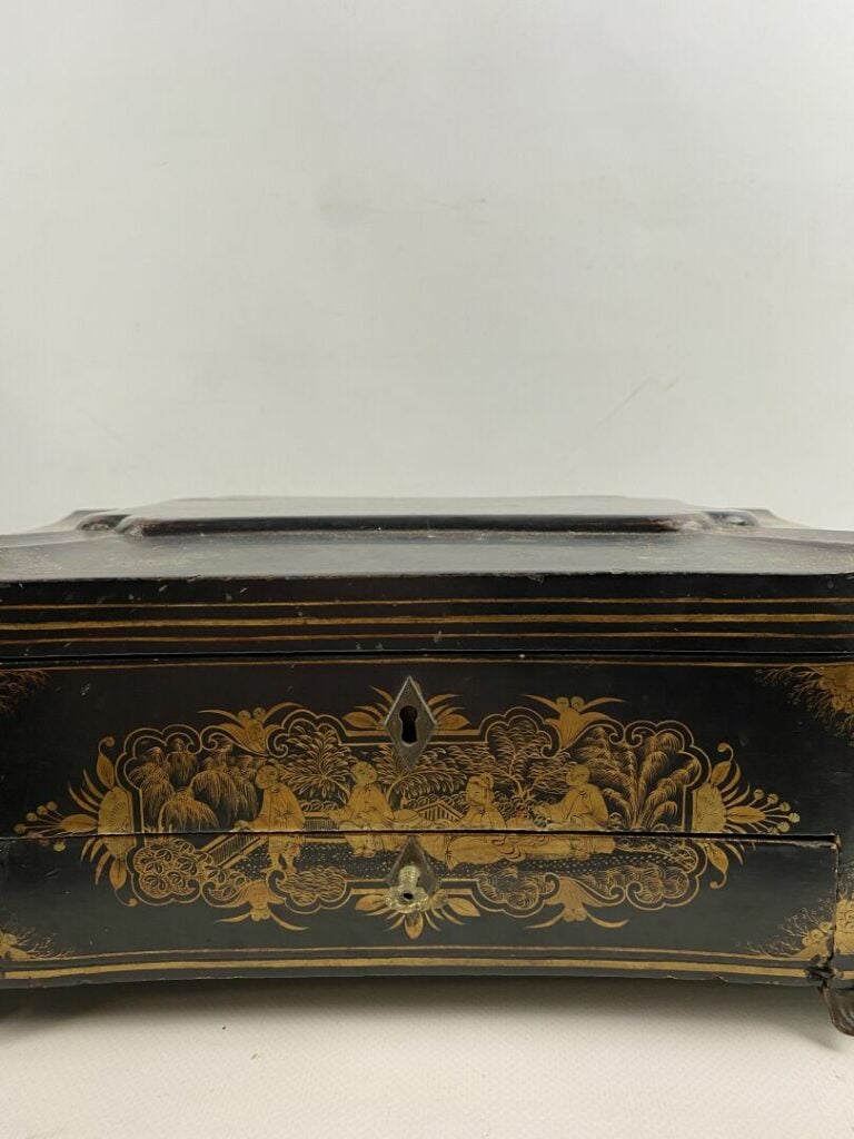 Coffret en bois laqué noir à décor peint de scènes animées de personnages dans…