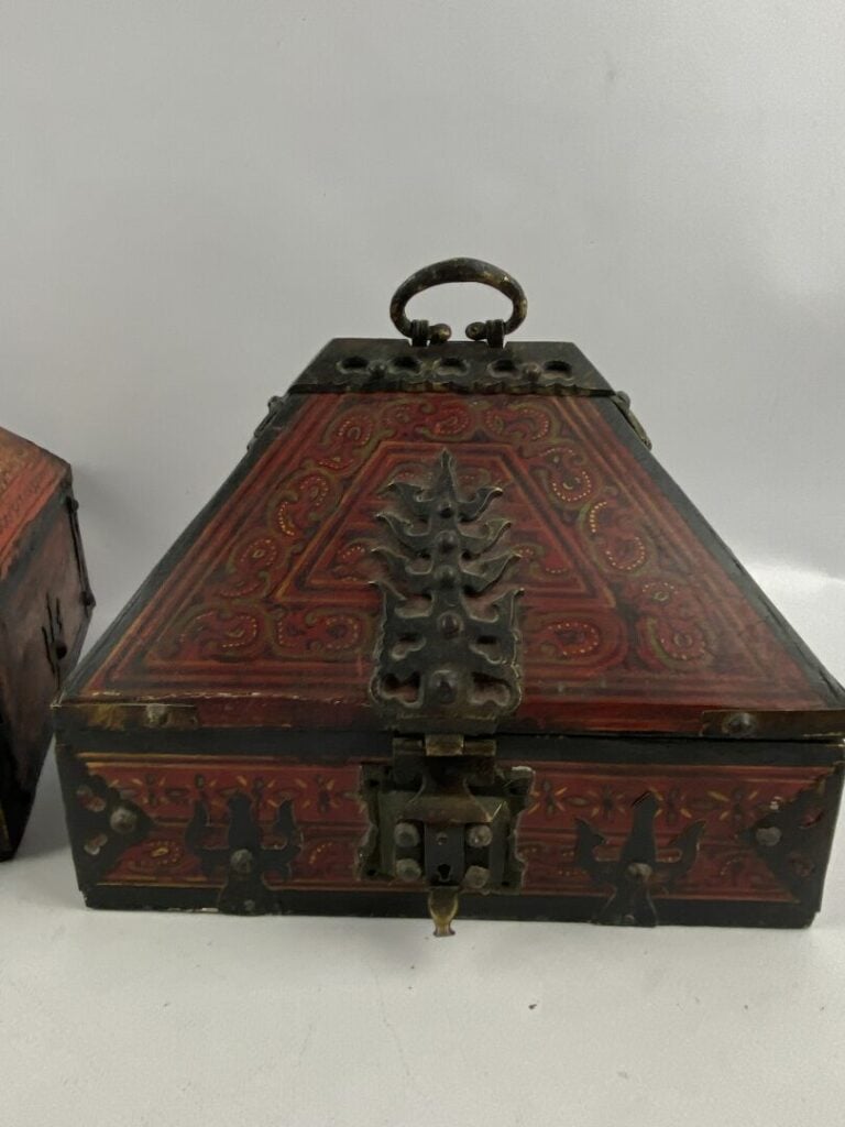 Coffret en bois laqué rouge et noir et peint en polychromie, montures en laiton…