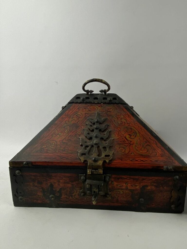 Coffret en bois laqué rouge et noir et peint en polychromie, montures en laiton…