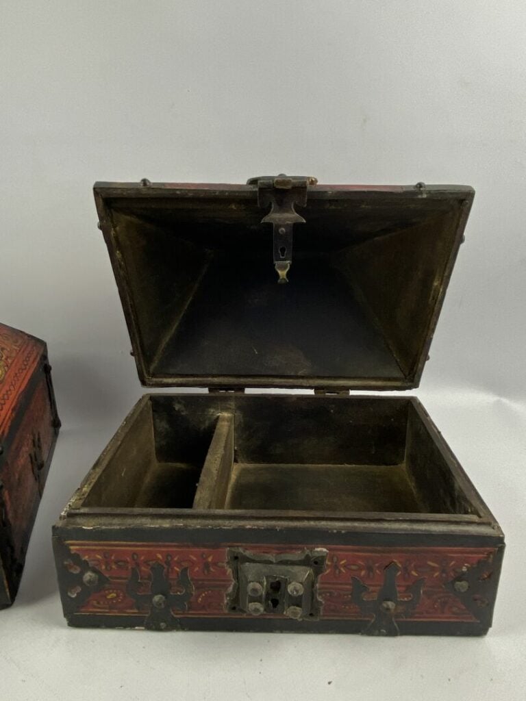 Coffret en bois laqué rouge et noir et peint en polychromie, montures en laiton…