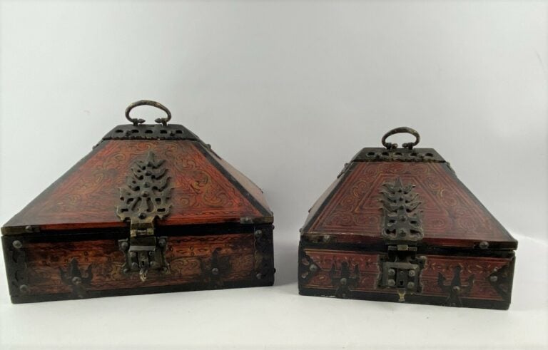Coffret en bois laqué rouge et noir et peint en polychromie, montures en laiton…