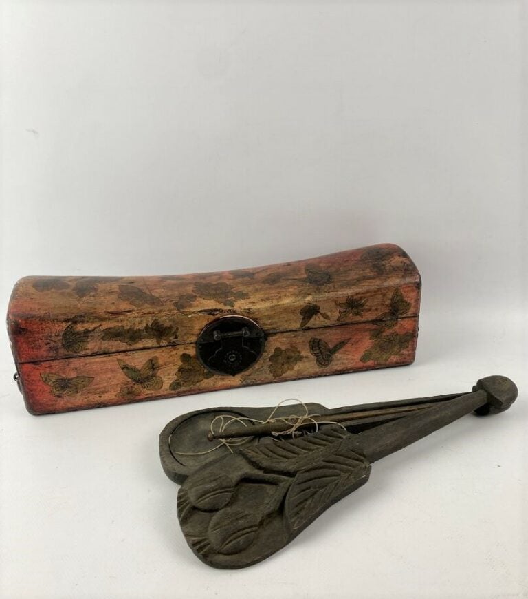 Coffret en bois laqué rouge formant oreiller à décor de papillons et motifs flo…