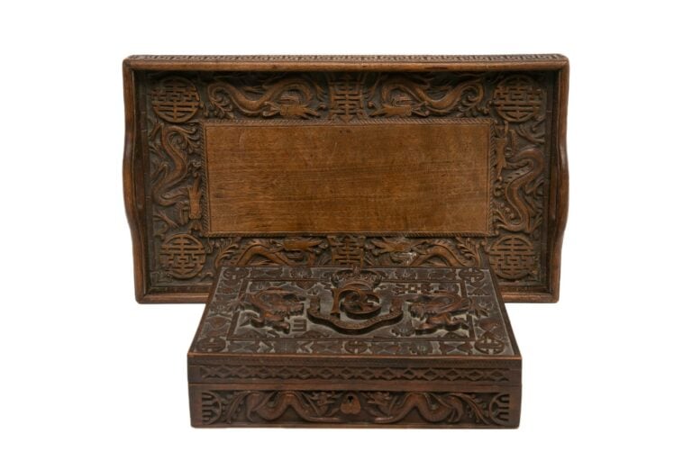 [.] COFFRET EN BOIS NATUREL SCULPTE - Probable travail d'Inde du Nord, Début XX…