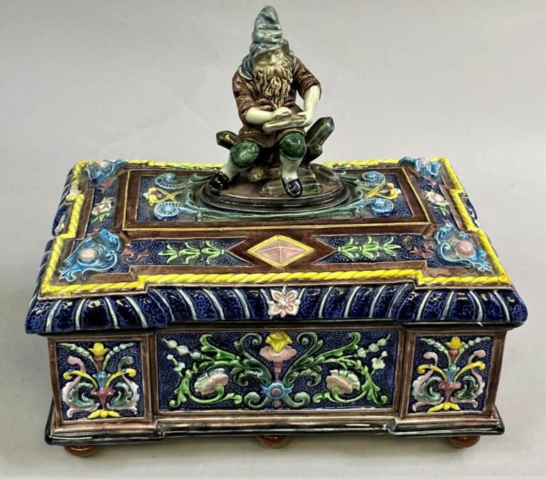 Coffret en céramique émailllée polychrome à décor en léger relief de rinceaux f…