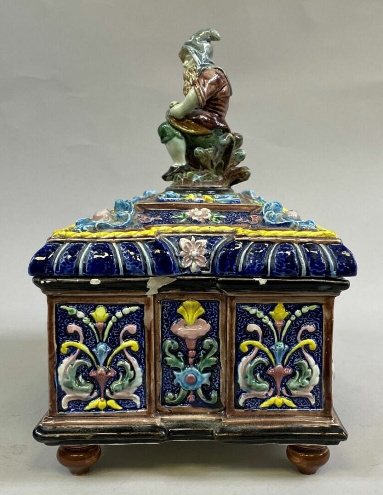 Coffret en céramique émailllée polychrome à décor en léger relief de rinceaux f…