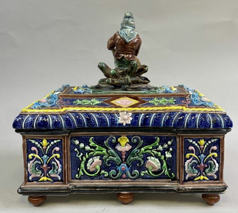 Coffret en céramique émailllée polychrome à décor en léger relief de rinceaux f…