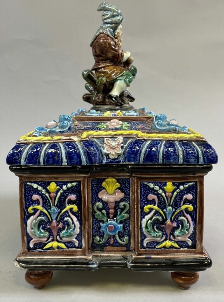 Coffret en céramique émailllée polychrome à décor en léger relief de rinceaux f…