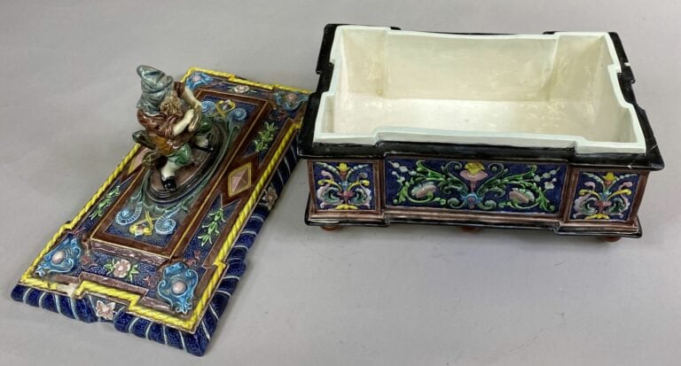 Coffret en céramique émailllée polychrome à décor en léger relief de rinceaux f…