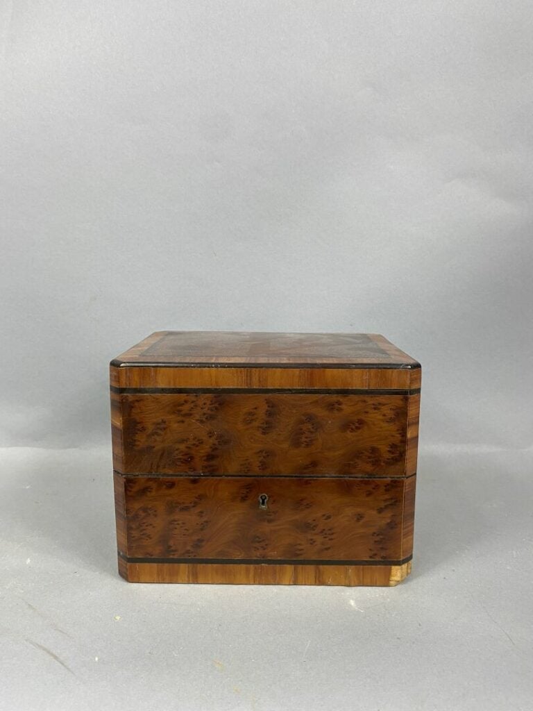 Coffret en marqueterie de bois de loupe et filets de bois noirci comprenant deu…