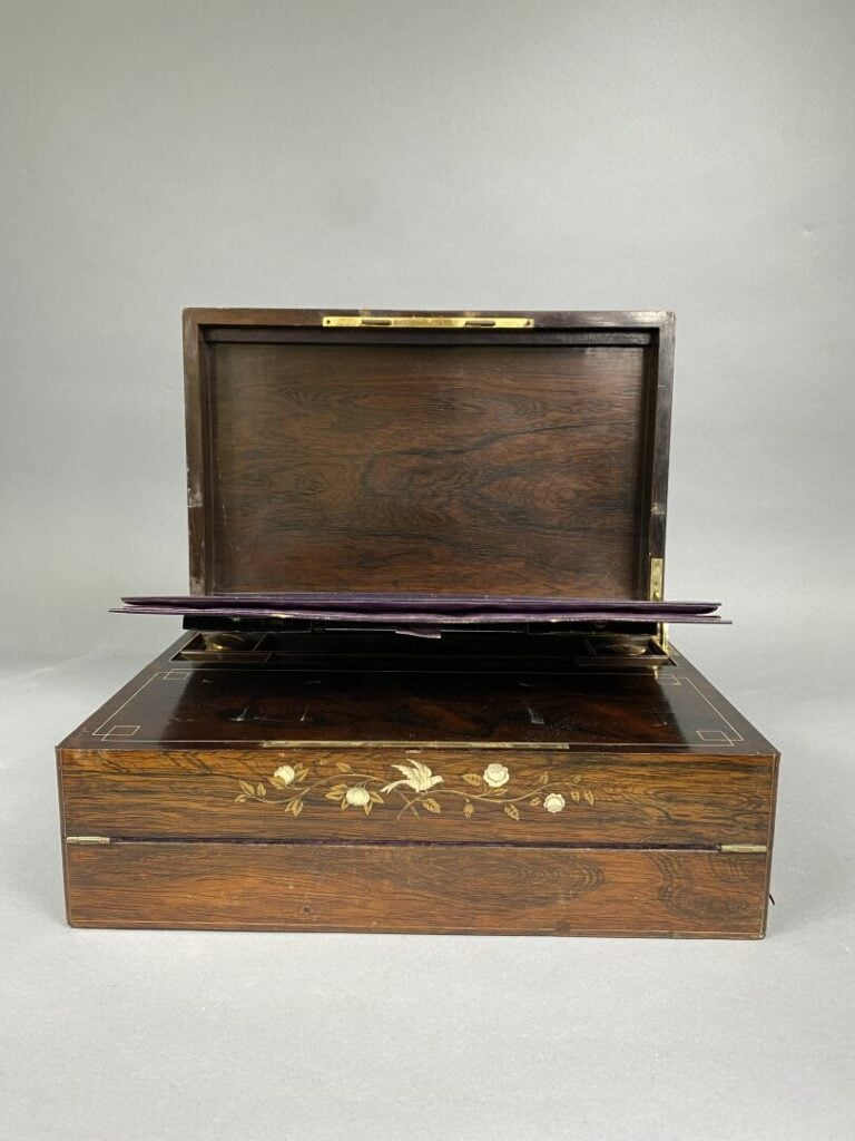 Coffret formant écritoire en bois de placage à décor floral en incrustation ouv…