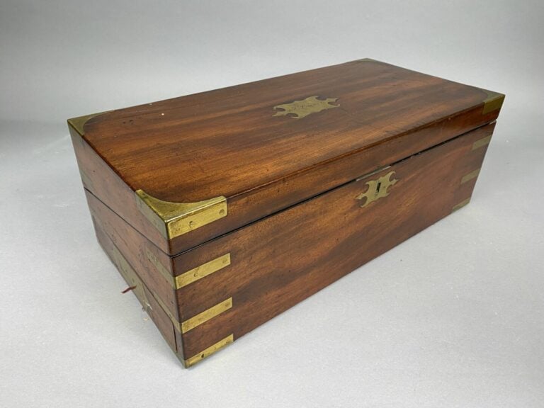 Coffret formant écritoire en bois de placage et incrustations de laiton ouvrant…