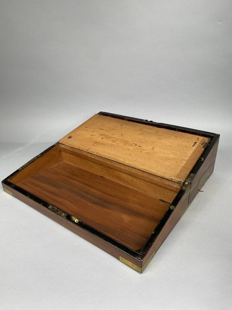 Coffret formant écritoire en bois de placage et incrustations de laiton ouvrant…