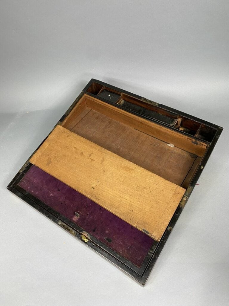 Coffret formant écritoire en bois de placage et incrustations de laiton ouvrant…
