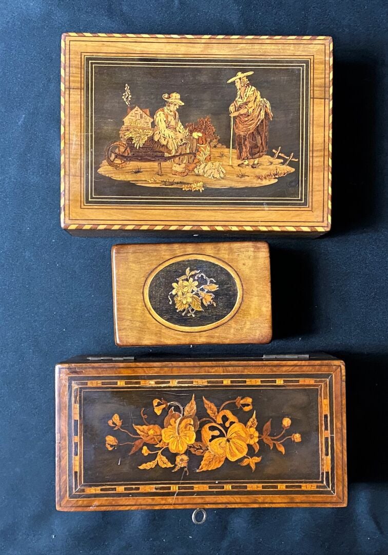 Coffret rectangulaire en marqueterie niçoise d'olivier et amarante à décor flor…