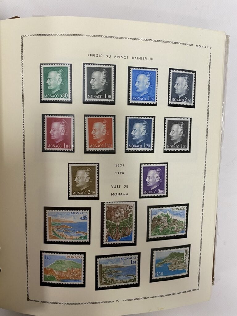 Collection de timbres de Monaco, deux albums, timbres en très bon état, non obl…