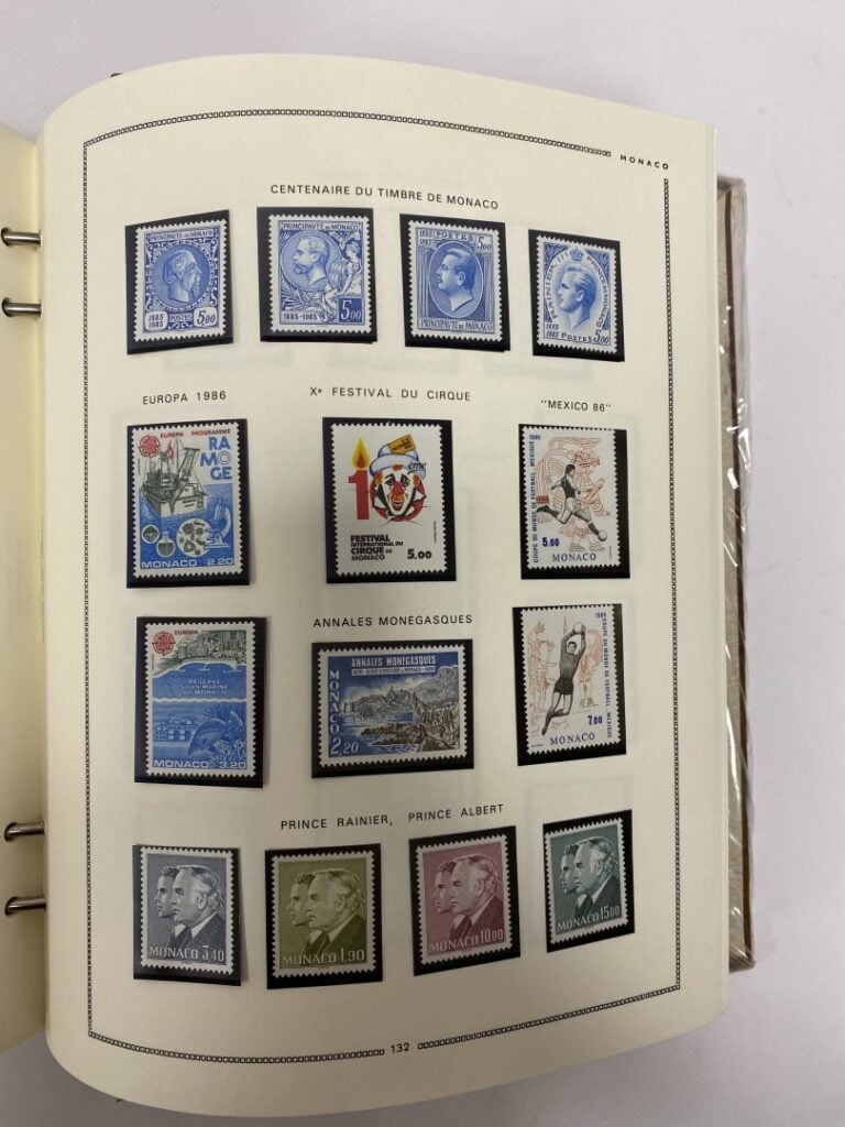 Collection de timbres de Monaco, deux albums, timbres en très bon état, non obl…