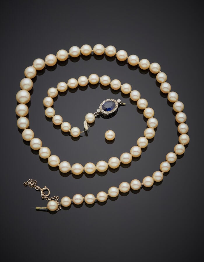 COLLIER (à réenfiler) composé d'un rang de perles de culture blanches, en chute…