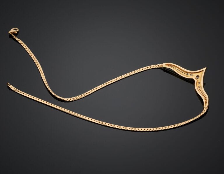 COLLIER "accolade" en or jaune (750‰) à fine maille gourmette plate, centré d'u…