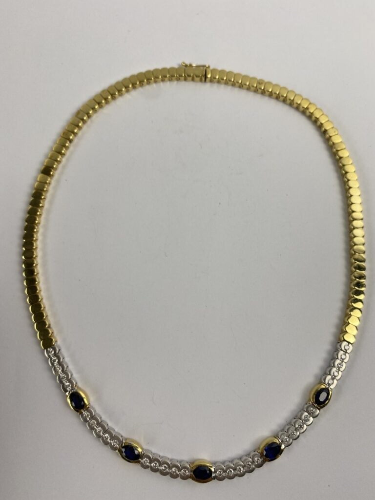 Collier articulé en or (750) deux tons formé de maiilons ovales et centré de ci…