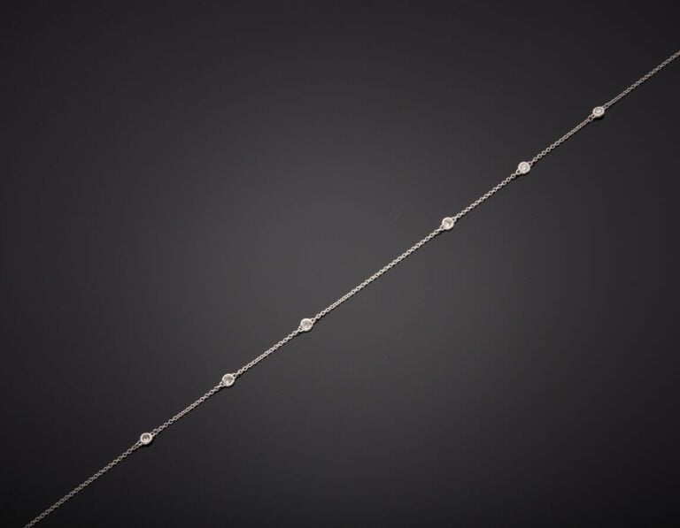 COLLIER chaînette en or gris (585‰) 14 carats, serti de six diamants taille bri…