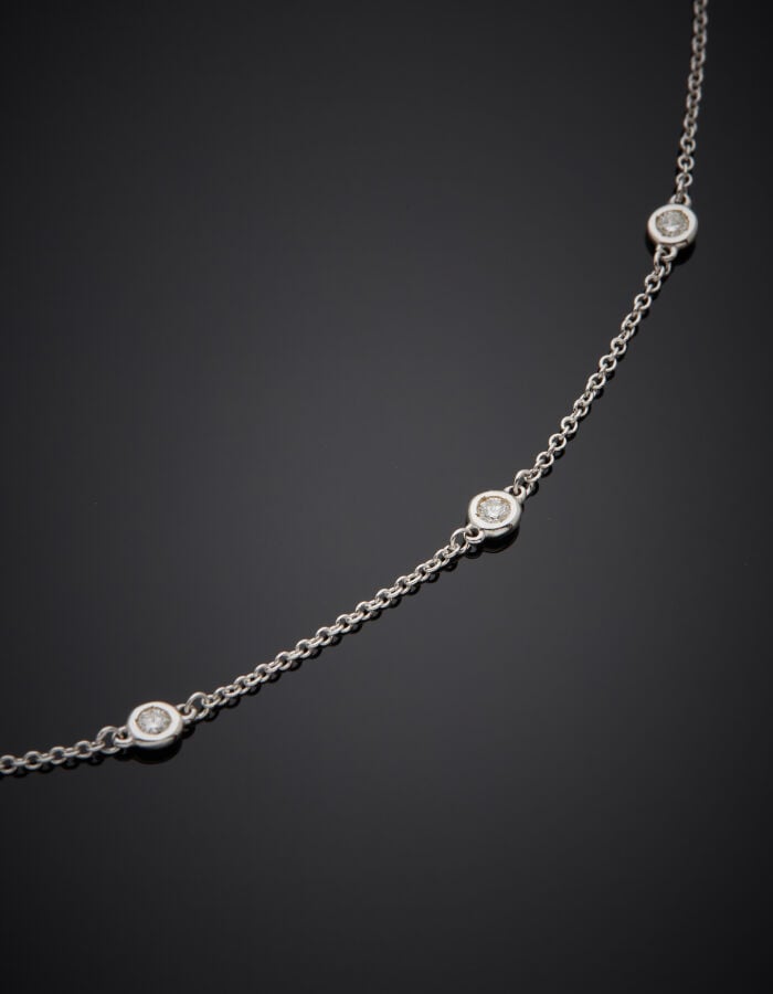 COLLIER chaînette en or gris (750‰) retenant six diamants taille brillant en se…