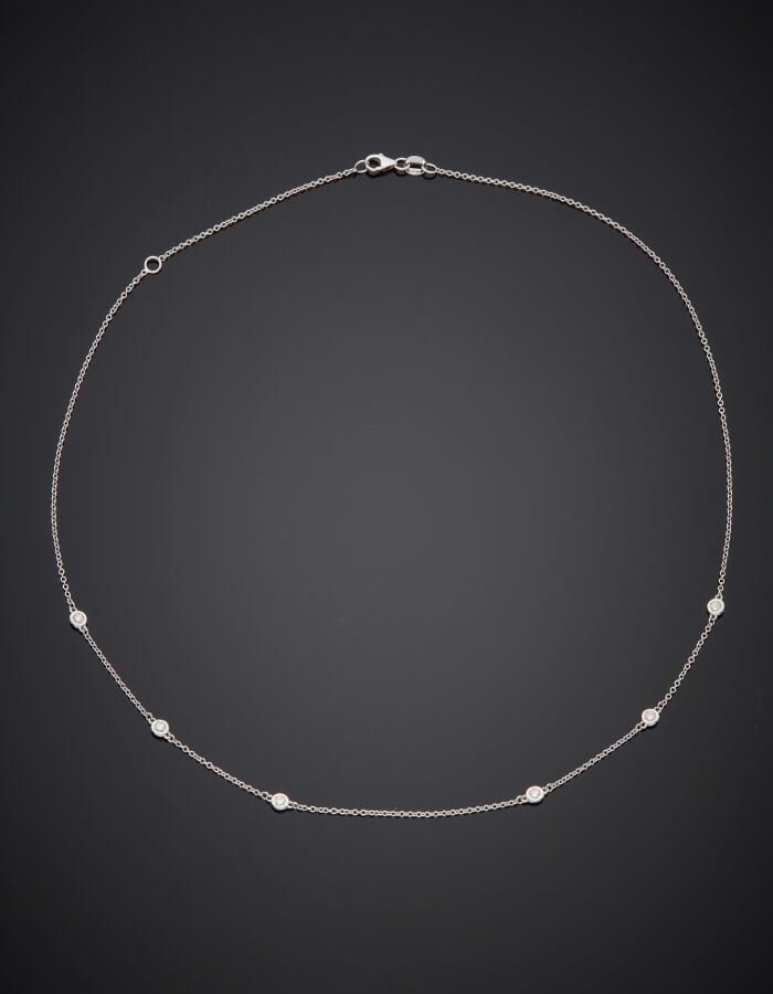 COLLIER chaînette en or gris (750‰) retenant six diamants taille brillant en se…