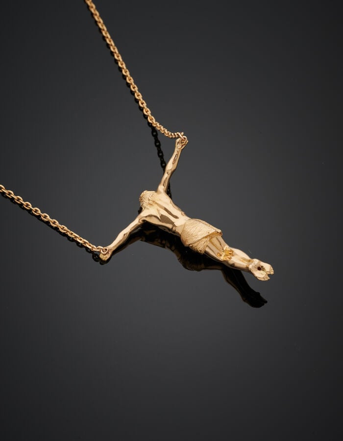 COLLIER "Christ en croix" sculpté en jaune (750‰), les mains et pieds serti de…