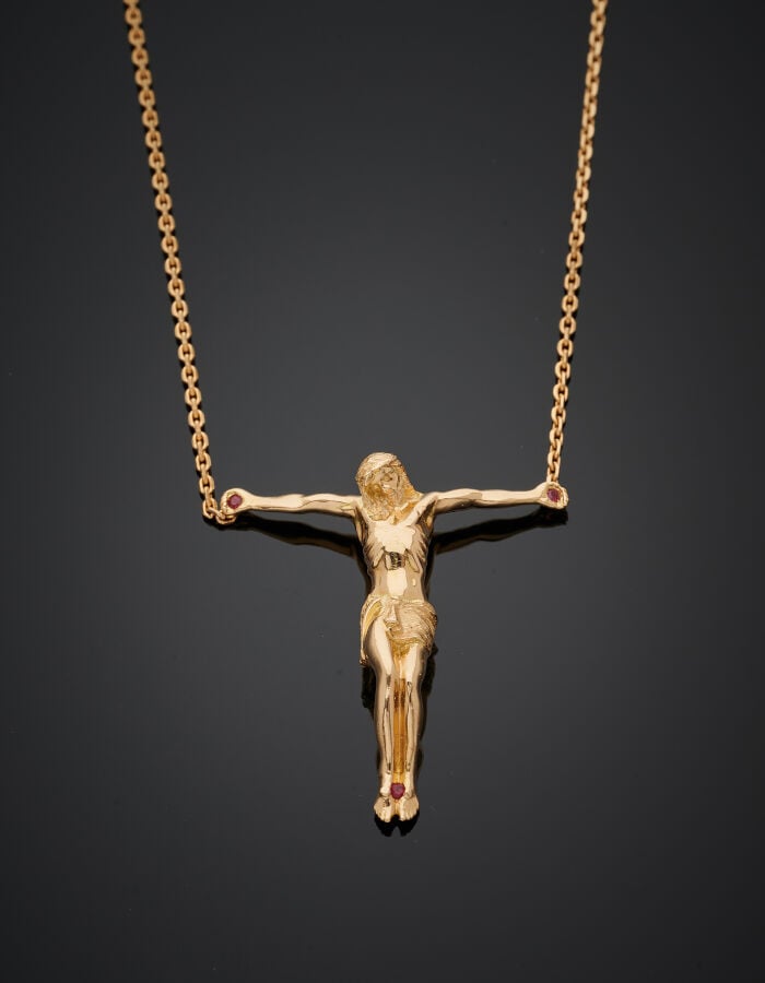 COLLIER "Christ en croix" sculpté en jaune (750‰), les mains et pieds serti de…