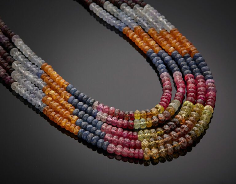 COLLIER composé de cinq rangs de saphirs multicolores, montés sur fil de soie,…