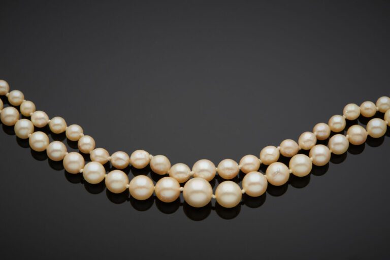 COLLIER composé de deux rangs de perles de culture de couleur crème, en chute.…