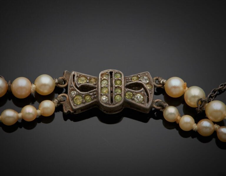 COLLIER composé de deux rangs de perles de culture de couleur crème, en chute.…