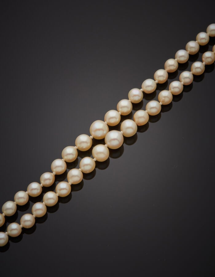 COLLIER composé de deux rangs de perles de culture en chute, de couleur crème.…