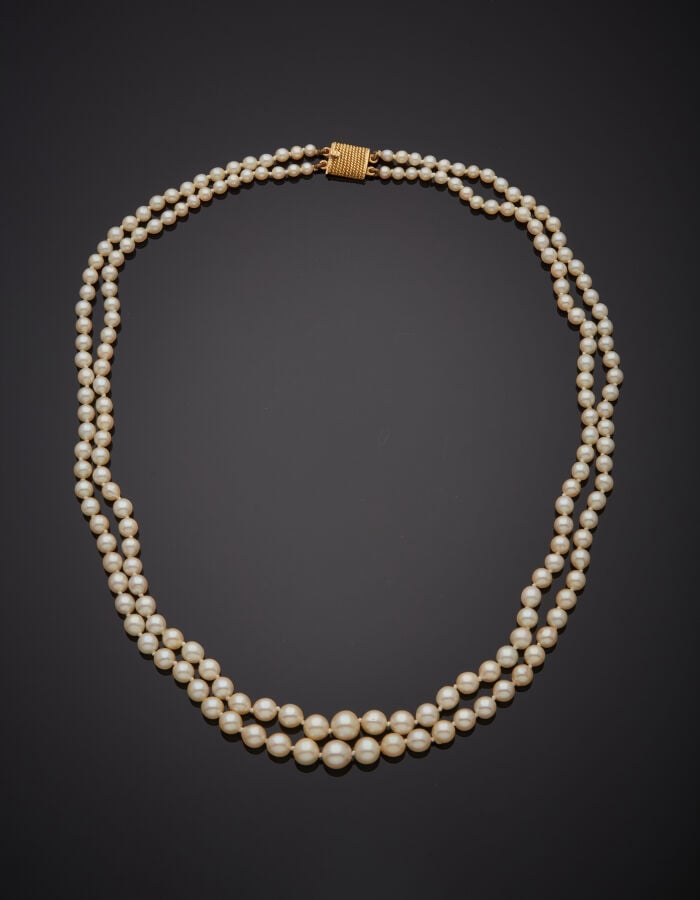 COLLIER composé de deux rangs de perles de culture en chute, de couleur crème.…