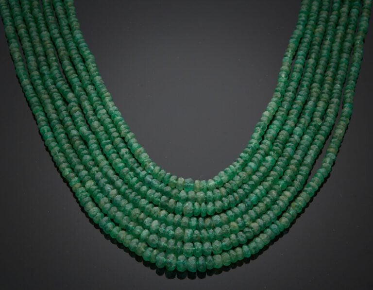 COLLIER composé de sept rangs de perles d'émeraude facettées, en chute. Fermoir…
