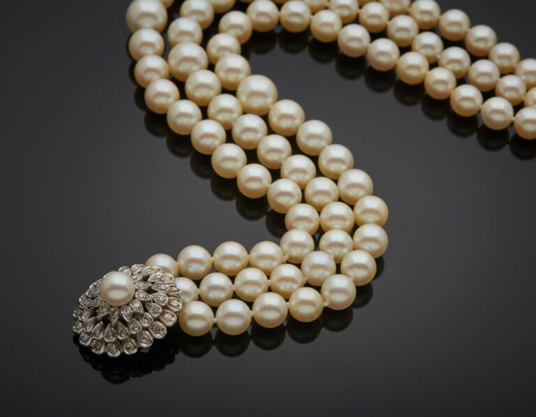 COLLIER composé de trois rangs de perles de culture blanches, légèrement crèmes…