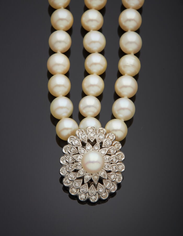 COLLIER composé de trois rangs de perles de culture blanches, légèrement crèmes…