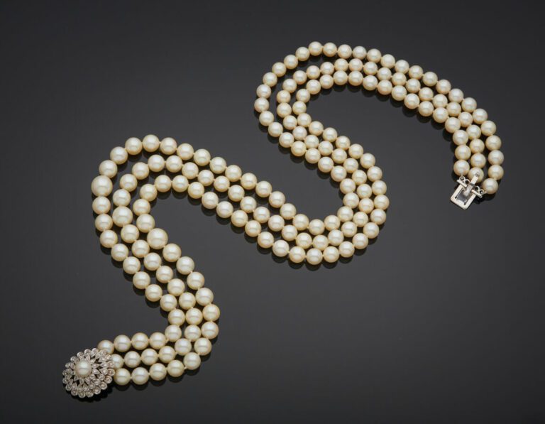 COLLIER composé de trois rangs de perles de culture blanches, légèrement crèmes…