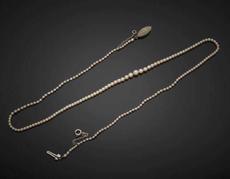 COLLIER composé d'un rang de perles de culture blanches. Fermoir en platine (mi…