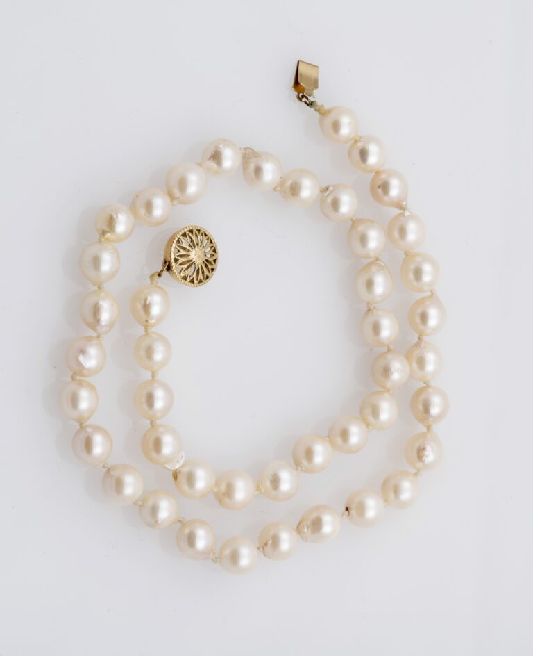 COLLIER composé d'un rang de perles de culture de couleur blanc-crème. Fermoir…
