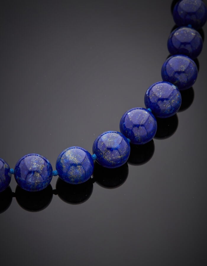 COLLIER composé d'un rang de perles de lapis lazuli. Fermoir "boule" aimanté en…