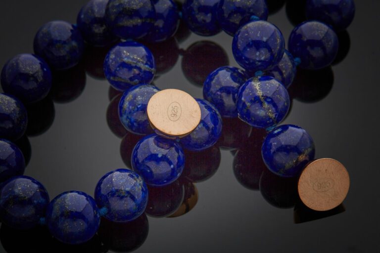 COLLIER composé d'un rang de perles de lapis lazuli. Fermoir "boule" aimanté en…