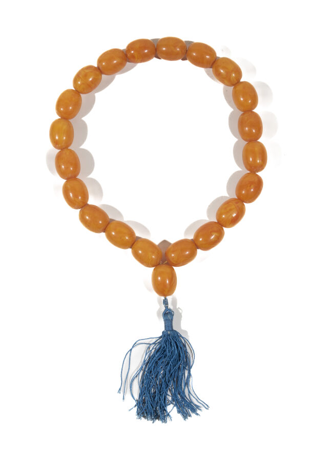 Collier de perles couleur ambre comportant 21 perles