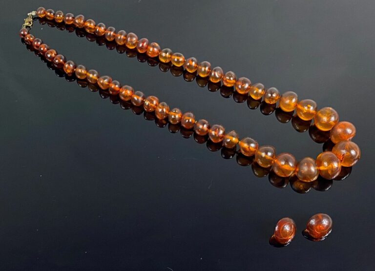 Collier de perles d'ambre disposées en chute - On y joint un paire de boucles d…