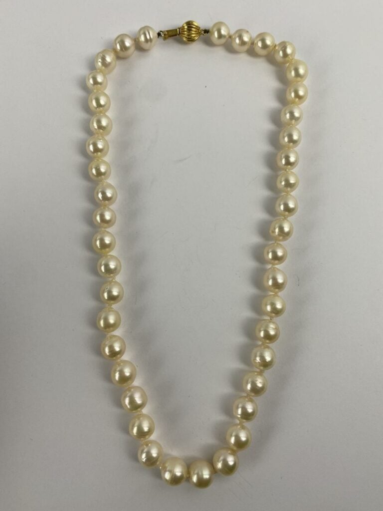 Collier de perles de culture choker, fermoir boule godronné à crochet en or jau…