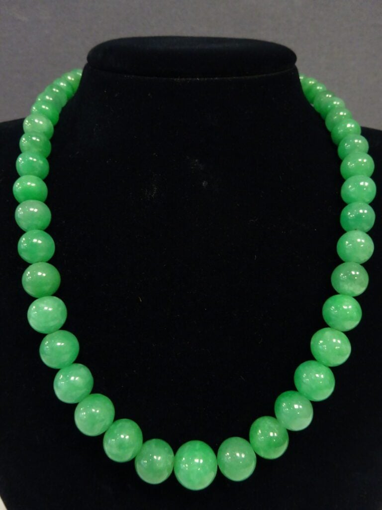 [-] COLLIER DE PERLES EN SERPENTINE (?) - Chine - (quelques usures) - L: 25 cm…