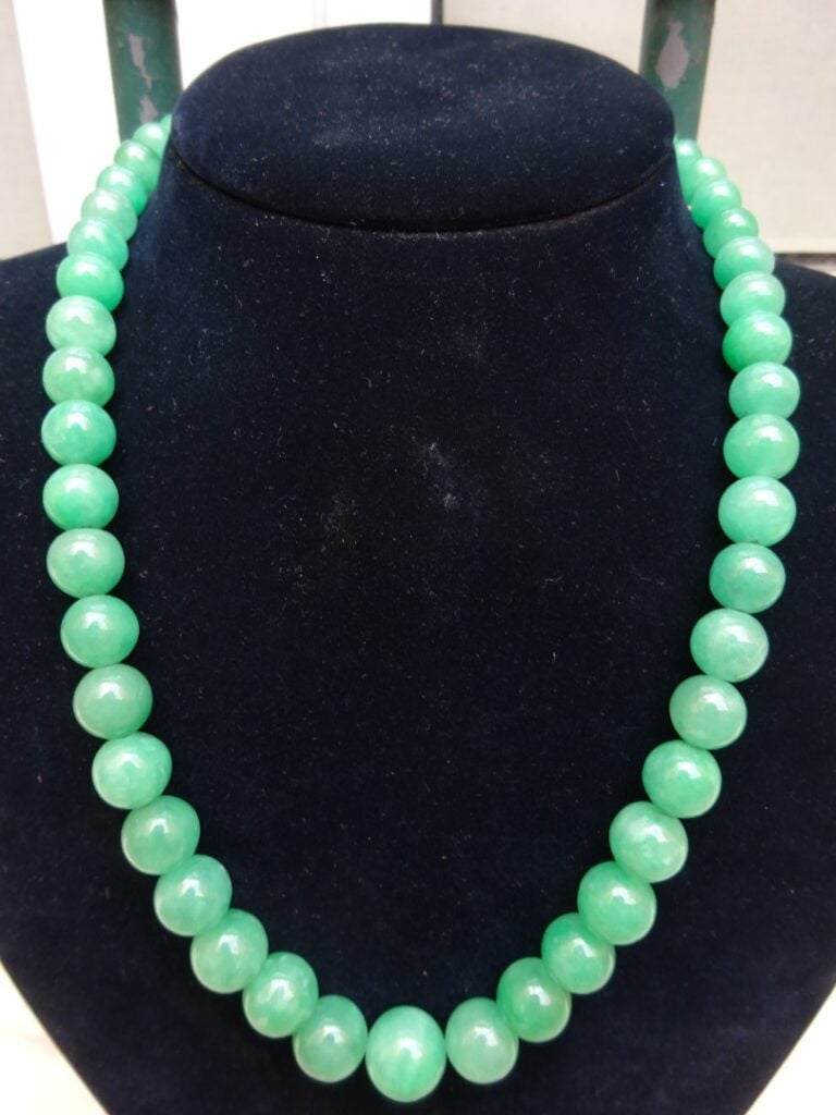 [-] COLLIER DE PERLES EN SERPENTINE (?) - Chine - (quelques usures) - L: 25 cm…