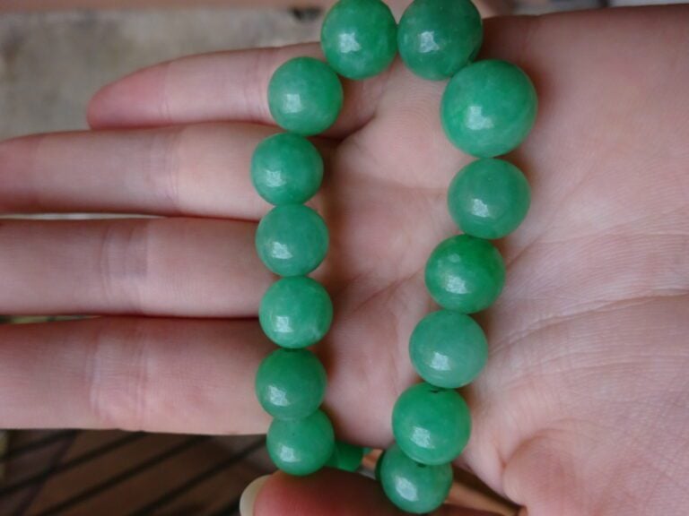 [-] COLLIER DE PERLES EN SERPENTINE (?) - Chine - (quelques usures) - L: 25 cm…